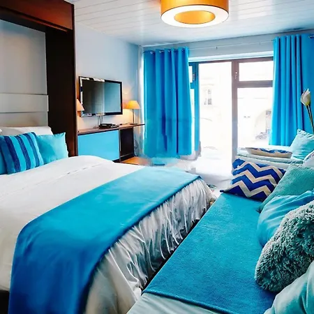 Cozy And Stylish With A-c In Center!