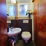 Cozy And Stylish With A-c In Center! Daire Strazburg